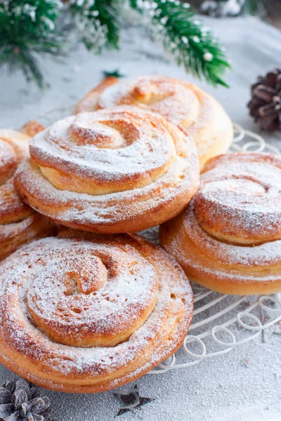 Kanelbullar (rolos de canela sueco) em decorações de Natal, foco seletivo — Fotografia de Stock