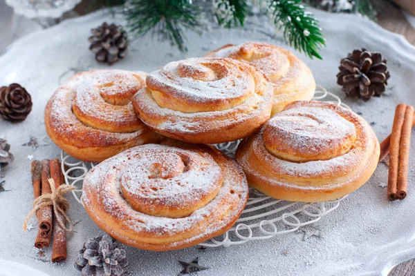 Традиционная рождественская выпечка - Канельбулла (булочки с корицей) с сахарной пудрой, горизонтальная — стоковое фото