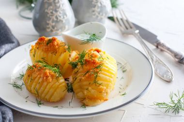 Fırında patates ezmesi ve ekmek kırıntıları, yatay