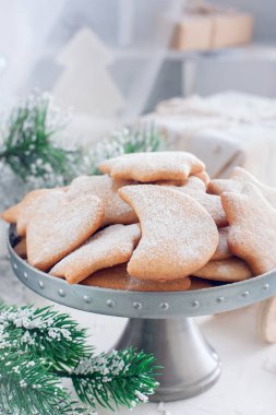 Pepparkakor ya da metal bir geleneksel Noel İsveçli çerezleri standı, seçici odak
