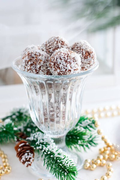 Chokladbollar, шоколадный овес конфеты в кокосовой стружки, традиционные рождественские конфеты в Швеции, избирательный фокус
