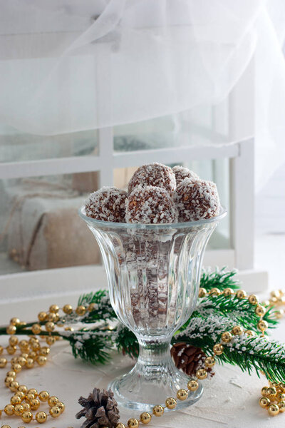 Chokladbollar, шоколадный овес конфеты в кокосовой стружки, традиционные рождественские конфеты в Швеции, избирательный фокус
