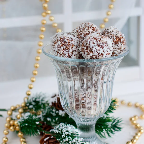 Chokladbollar, шоколадный овес конфеты в кокосовой стружки, традиционные рождественские конфеты в Швеции, избирательный фокус — стоковое фото