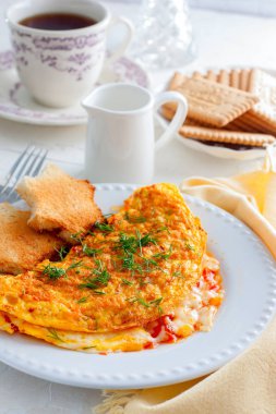 Omlet domates ve peynir, çay ve bisküvi, seçici odak ile Kahvaltı