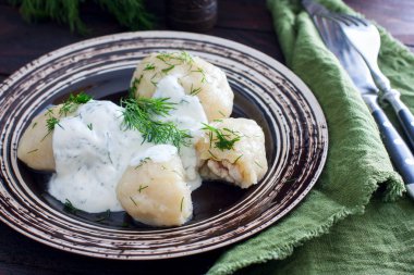 Geleneksel Litvanyalı yemeği yemek mutfağı - doldurulmuş et patates hamur tatlısı (Cepelinai, didzkukuliai), en popüler Litvanya Ulusal çanak, lor, benzer parlatmak için
