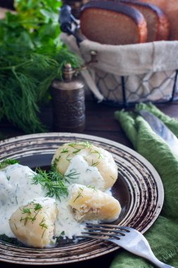 Geleneksel Litvanyalı yemeği yemek mutfağı - doldurulmuş et patates hamur tatlısı (Cepelinai, didzkukuliai), en popüler Litvanya Ulusal çanak, lor, benzer parlatmak için