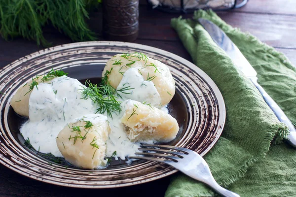 Traditionele Litouwse schotel maaltijd keuken - gevulde vlees aardappel knoedel (Cepelinai, didzkukuliai), populairste Litouwse nationale schotel, wrongel, soortgelijke te poetsen — Stockfoto