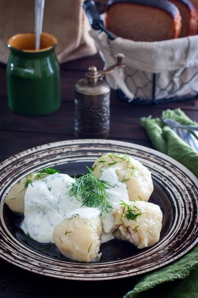 Традиционная литовская кухня - фаршированный картофельный пельмень (Cepelinai, didzkukuliai), самое популярное национальное блюдо Литвы, творог, похожий на польский — стоковое фото