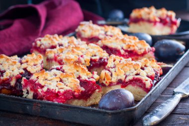 Ev yapımı sonbahar pasta lor böreği Erik ve çilek, seçici odak üzerinde