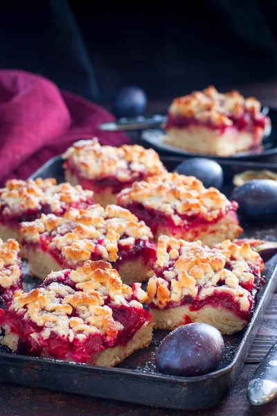 Домашний осенний пирог на творожном пироге со сливами и клубничным, избирательным фокусом — стоковое фото