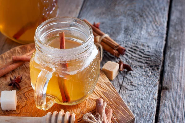 Bebida caliente tradicional rusa con miel y canela en vasos de vidrio sobre una tabla de madera - espacio para copiar, sbiten, horizontal — Foto de Stock