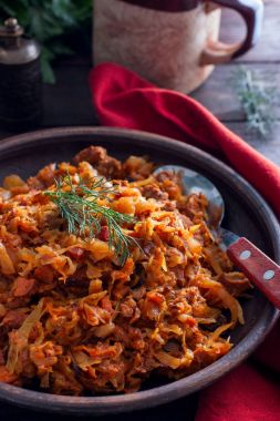 Taze ve ekşi lahana, seçici odak yapılan geleneksel Lehçe bigos