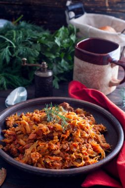 Taze ve ekşi lahana, seçici odak yapılan geleneksel Lehçe bigos