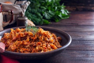 Bigos, lahana turşusu ile geleneksel Polonya yemeği ve et, sosis, jambon ve kuru erik, yatay, taze lahana alanı Kopyala