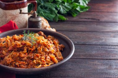 Bigos, lahana turşusu ile geleneksel Polonya yemeği ve et, sosis, jambon ve kuru erik, yatay, taze lahana alanı Kopyala