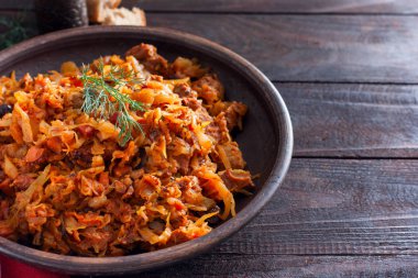 Bigos, lahana turşusu ile geleneksel Polonya yemeği ve et, sosis, jambon ve kuru erik, yatay, taze lahana alanı Kopyala