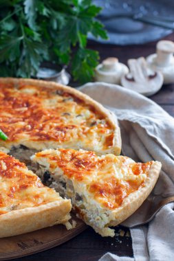 Lorraine pasta tavuk ve peynir, seçici odak ile