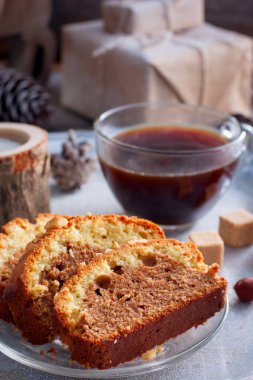 İki renkli kek çikolata ve fındık, seçici odak ile