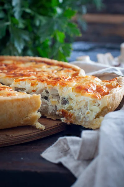 Lorraine pasta tavuk ve peynir, seçici odak ile