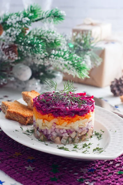 Традиционный новогодний салат "Сельдь под шубой" в России, селективный акцент — стоковое фото