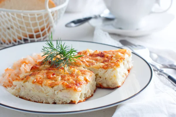 Huis braadpan met kip en kaas, serveert voor het ontbijt, horizontale — Stockfoto