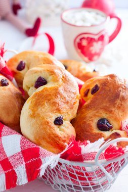 Noel ortamda geleneksel İsveç buns. Safran bun, İsveçli lussebulle veya lussekatt.