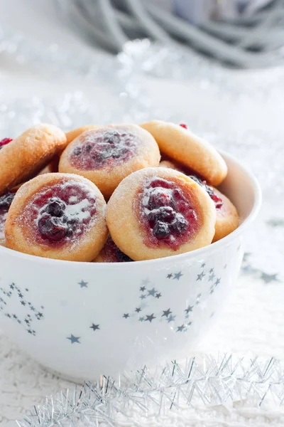 Крупним планом ванільний цукор печиво з варенням: також відомий як Vaniljkakor (традиційна Шведська лікувати) — стокове фото
