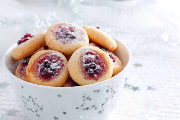 Крупним планом ванільний цукор печиво з варенням: також відомий як Vaniljkakor (традиційна Шведська лікувати) — стокове фото