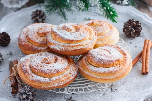 Традиционная рождественская выпечка - Канельбулла (булочки с корицей) с сахарной пудрой, горизонтальная — стоковое фото