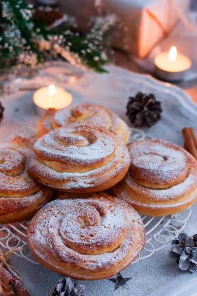 Канельбуллар (шведские булочки с корицей) в рождественских украшениях, избирательный фокус — стоковое фото