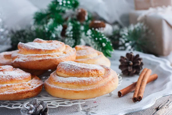 전통적인 크리스마스 스웨덴 파이-가루 설탕, 수평 Kanelbulla (계 피만 두) — 스톡 사진