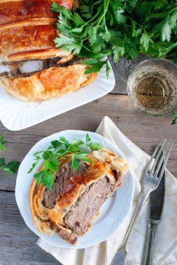 Mantar puf böreği, üstten görünüm, seçici odak ile pişmiş et