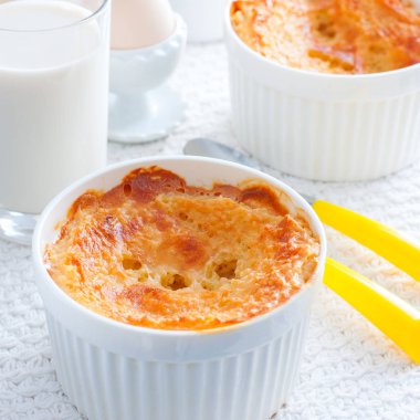 Beyaz alakart formunda, kare fırın darı yulaf lapası pişmiş