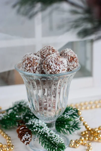 Chokladbollar, шоколадный овес конфеты в кокосовой стружки, традиционные рождественские конфеты в Швеции, избирательный фокус — стоковое фото