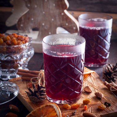 Berry tutkal ile kuru üzüm ve badem, kare bir cam fincan