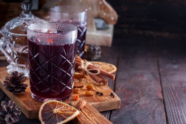 İskandinav Noel glogg içki kuru üzüm ve badem, yatay, kopya alanı