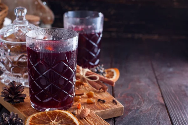 Bevanda glogg natalizia scandinava con uvetta e mandorla, orizzontale, spazio copia — Foto Stock