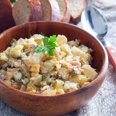 Kare bir ahşap kasede kış Rus salatası