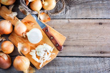 Dilimlenmiş soğan. Vitaminler, soğuk algınlığı. Soğan bir ahşap arka plan karşı soyulmuş. Görünümü, yatay üst, alanı Kopyala