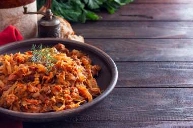Bigos, lahana turşusu ile geleneksel Polonya yemeği ve et, sosis, jambon ve kuru erik, yatay, taze lahana alanı Kopyala
