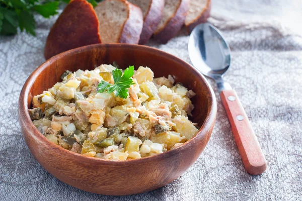 Ensalada rusa de invierno "Stolichny" en un tazón de madera, horizontal — Foto de Stock