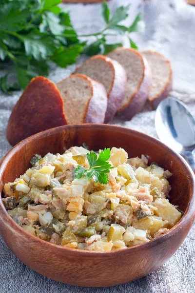 Зимний российский салат с овощами и мясом, селективный акцент — стоковое фото