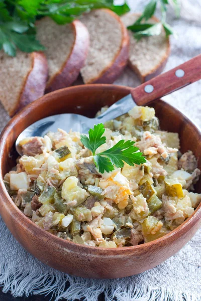 Ensalada rusa de invierno con verduras y carne, enfoque selectivo — Foto de Stock