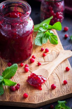 Seçici odak ahşap bir gemide bir cam kavanoza yabanmersini reçeli