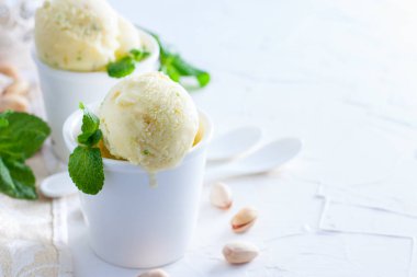 Beyaz seramik bardak beyaz bir tablo kopya alanı ev yapımı fıstık dondurma