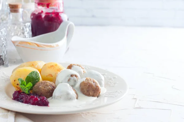 Boulettes de viande suédoises avec sauce à la crème, pommes de terre bouillies et confiture de canneberges, horizontales, espace de copie — Photo