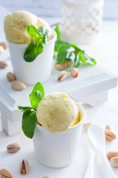 Домашнее фисташковое мороженое в белых чашках, избирательный фокус — стоковое фото