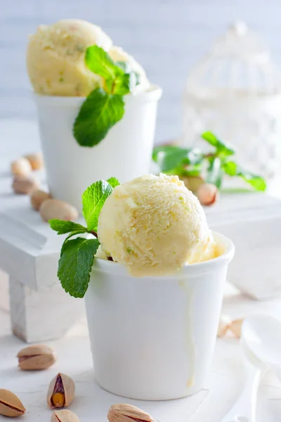 白いカップ、選択と集中で自家製ピスタチオ アイス クリーム — ストック写真