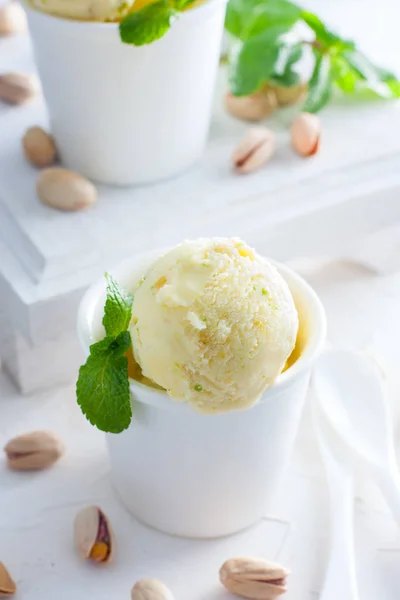 Домашнее фисташковое мороженое в белых чашках, избирательный фокус — стоковое фото