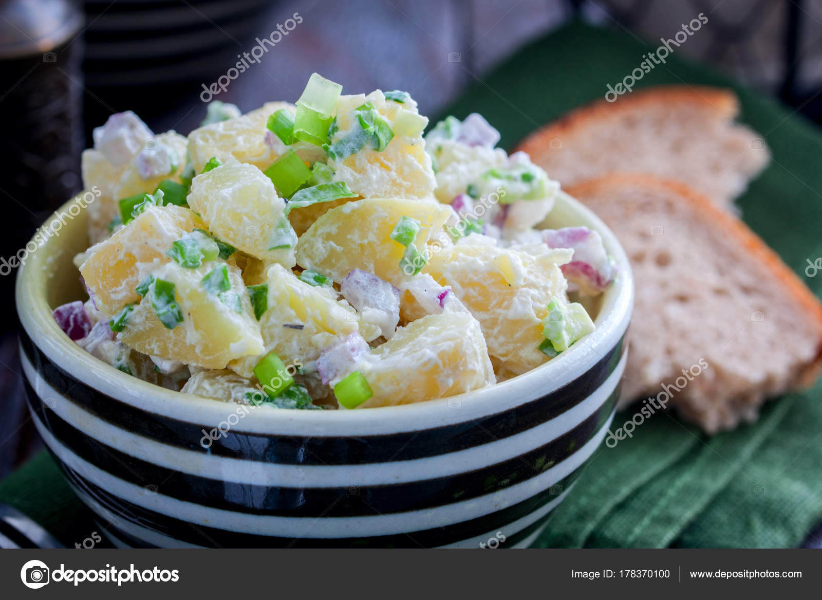 Традиционный салат с вареной картошкой с зеленым луком в